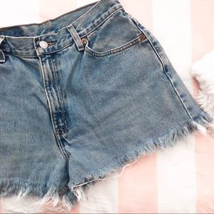High waisted distressed Levi shorts